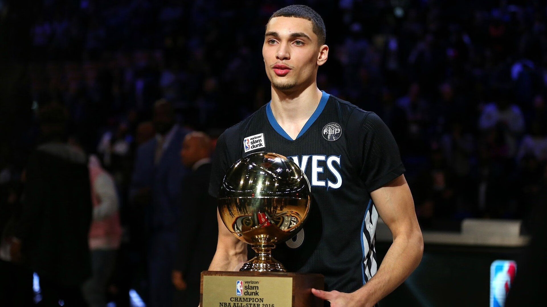 九游-C罗跨界老鹰队比赛，足球之神时刻引爆全场高呼MVP